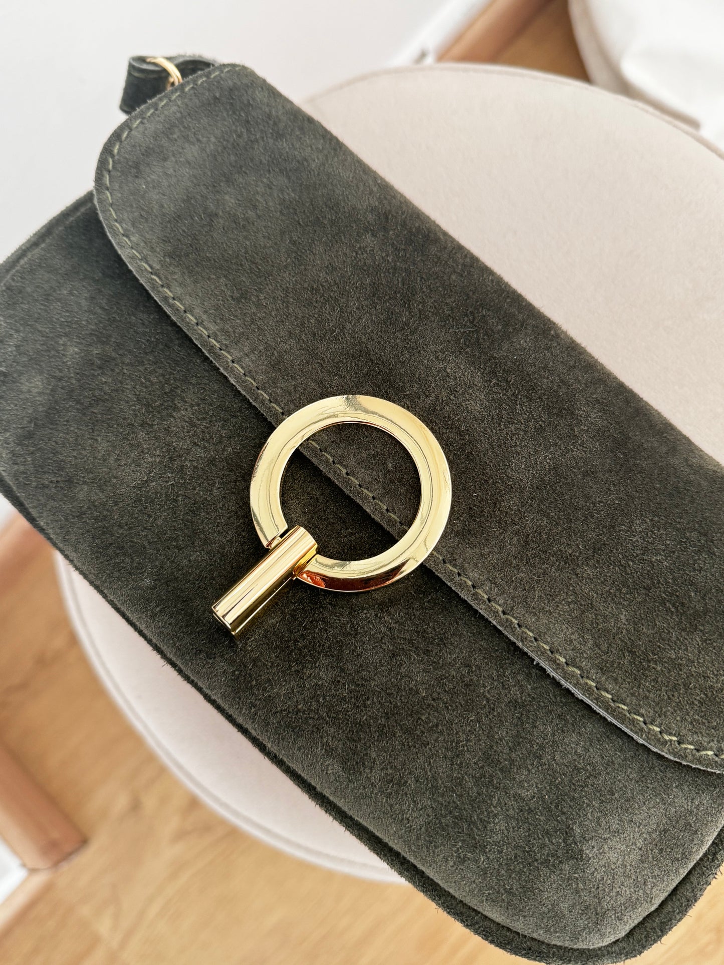 Bolsa de couro pormenor dourado